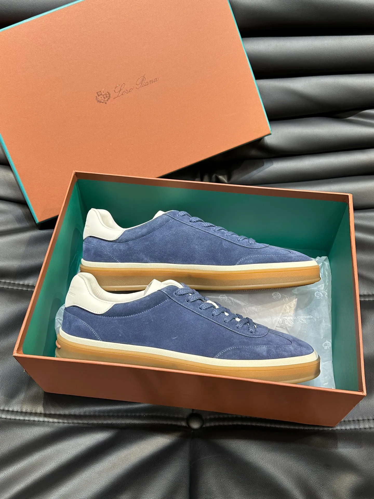 p420 Men's Shoes New 🆕Lp Old Money Style Men's Low-top Casual Tennis Shoes Loro Piana's high-end series has launched sports shoe styles made of soft cowhide. The breathable properties and flexible texture of natural materials make the sneakers both functional and comfortable. The high-quality metal-free tanning and tumble process highlights the natural texture of the leather, while the camel-colored sole and white rubber trim create a double-layer sole effect, making it an everyday shoe that can easily create a lazy and casual style! Size: 39-44 (45, 46 customized